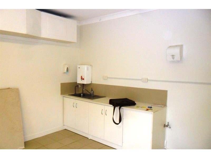 80 Railway Pde, Glenfield NSW 2167