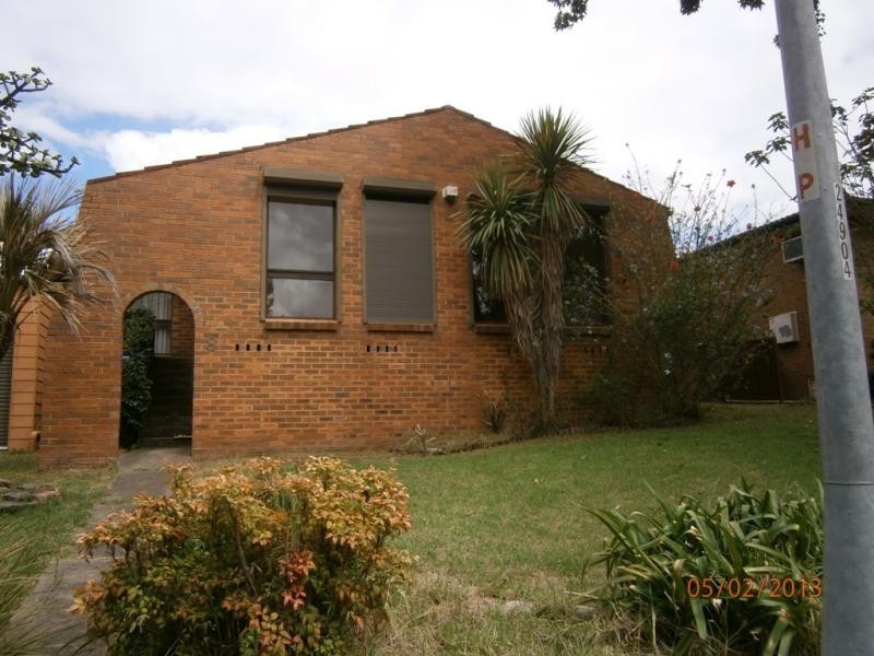 8 Balimo Pl, Glenfield NSW 2167