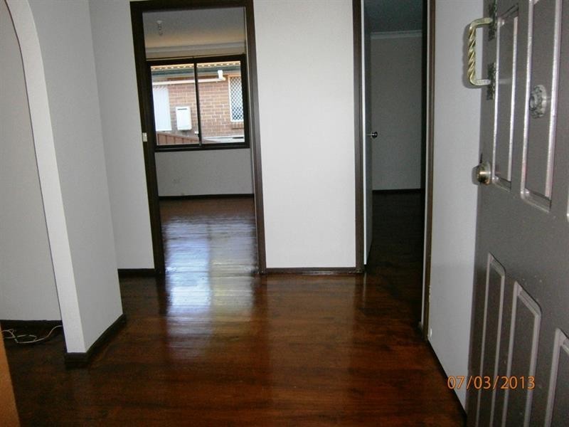 8 Balimo Pl, Glenfield NSW 2167