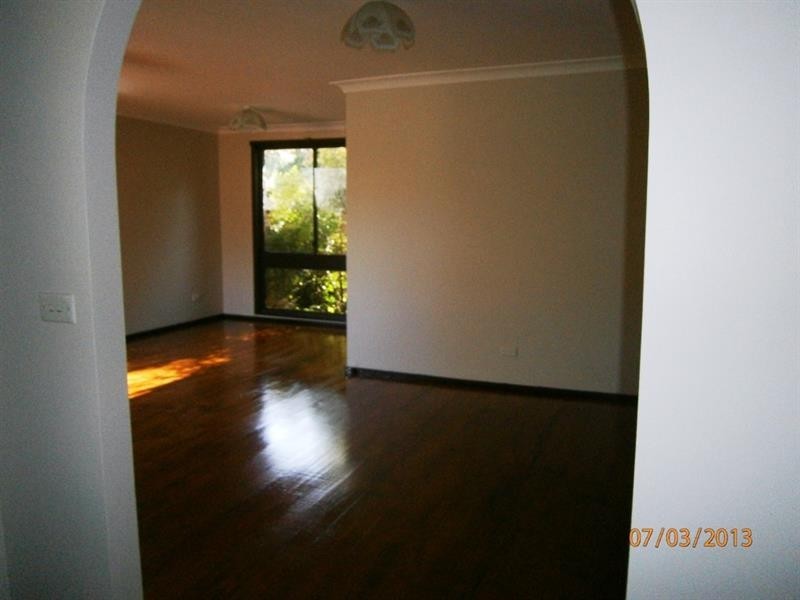 8 Balimo Pl, Glenfield NSW 2167