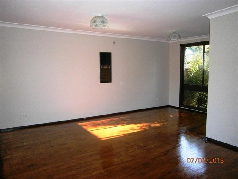 8 Balimo Pl, Glenfield NSW 2167