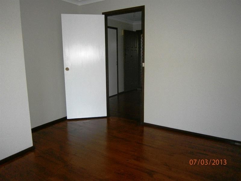 8 Balimo Pl, Glenfield NSW 2167