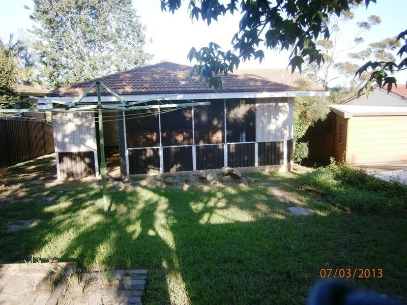 8 Balimo Pl, Glenfield NSW 2167