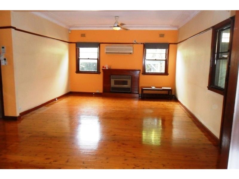 102 Canterbury Rd, Glenfield NSW 2167