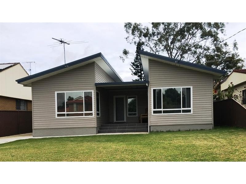 9 Alexander Crescent, Macquarie Fields NSW 2564