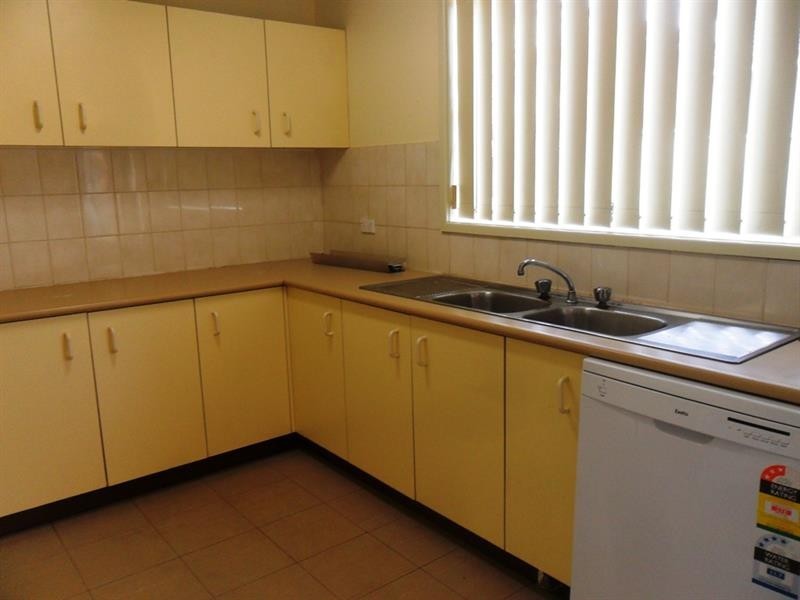 2/63 Canterbury Rd, Glenfield NSW 2167