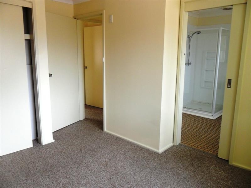 2/63 Canterbury Rd, Glenfield NSW 2167