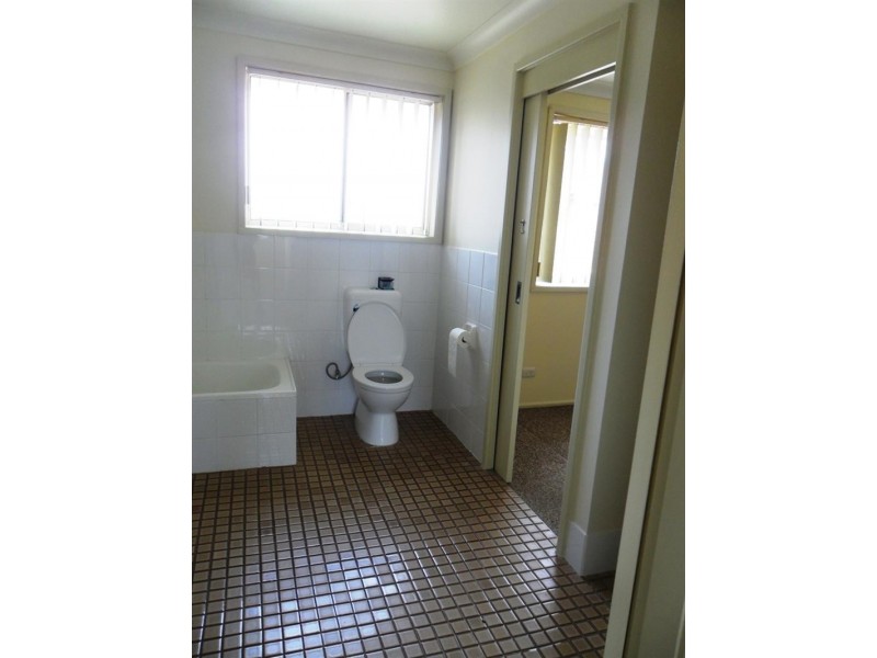 2/63 Canterbury Rd, Glenfield NSW 2167