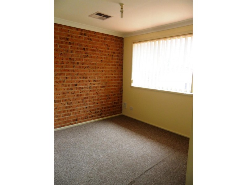 2/63 Canterbury Rd, Glenfield NSW 2167