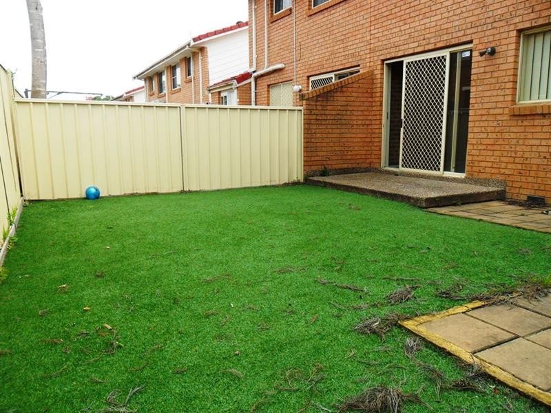 2/63 Canterbury Rd, Glenfield NSW 2167