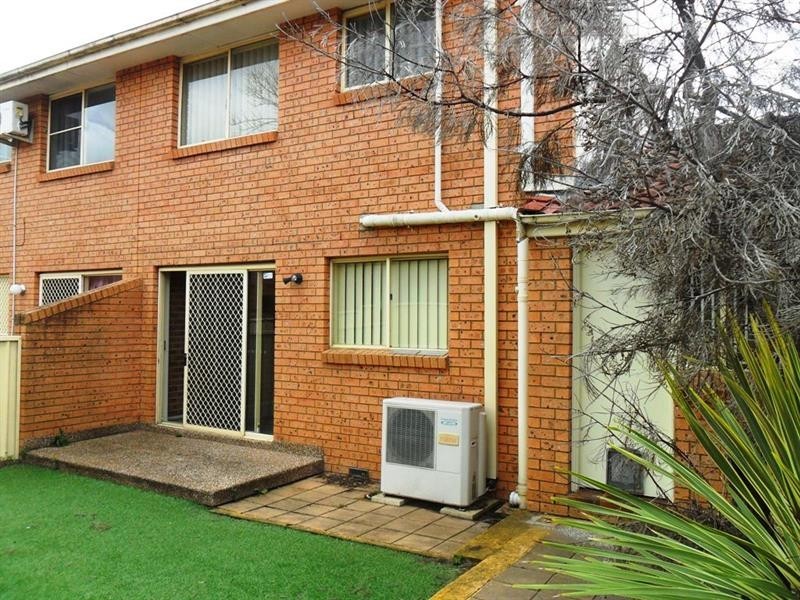 2/63 Canterbury Rd, Glenfield NSW 2167
