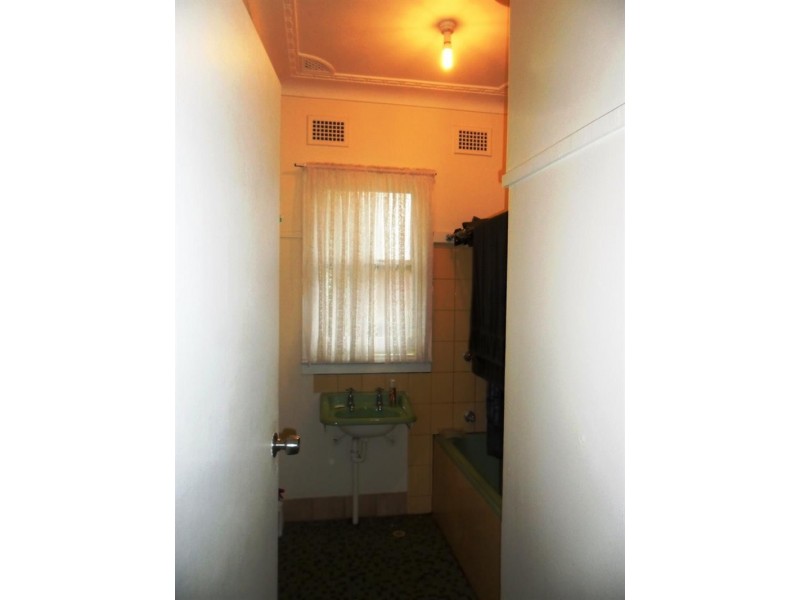 130 Railway Pde, Glenfield NSW 2167