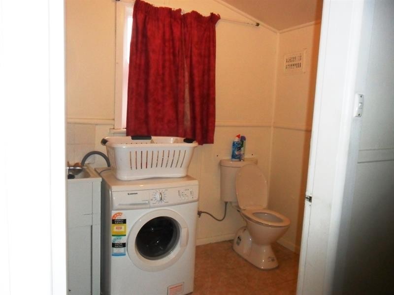 130 Railway Pde, Glenfield NSW 2167