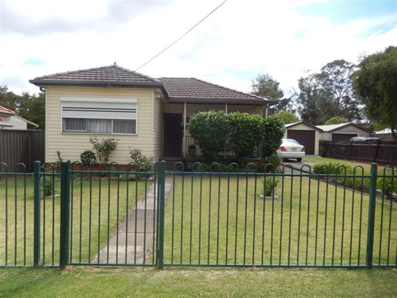 12 Hosking Cres, Glenfield NSW 2167