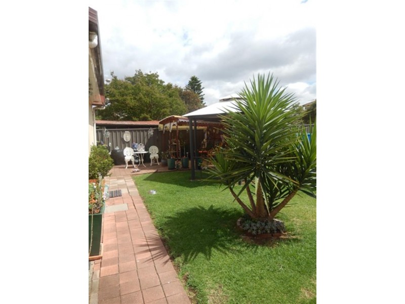 12 Hosking Cres, Glenfield NSW 2167