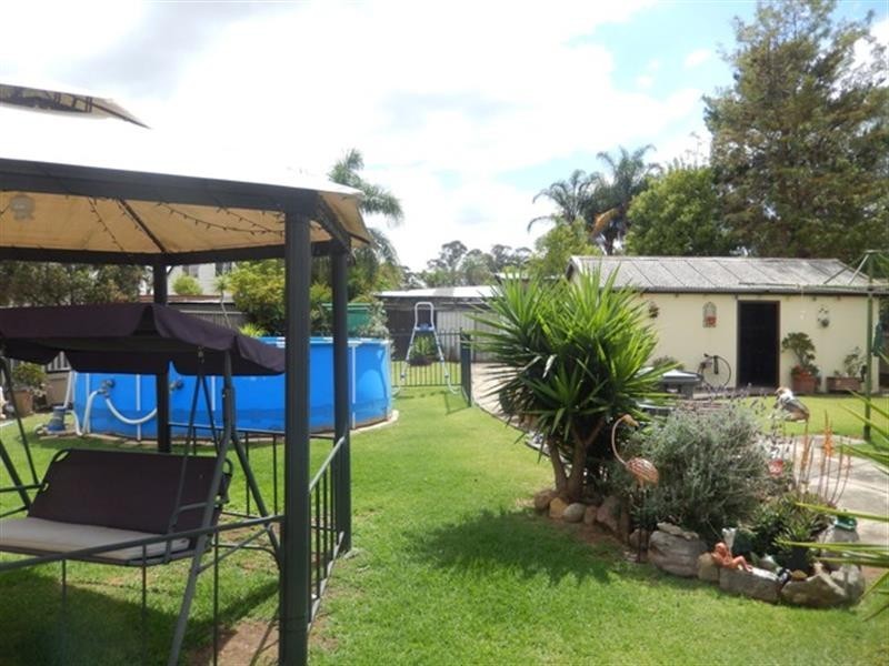12 Hosking Cres, Glenfield NSW 2167