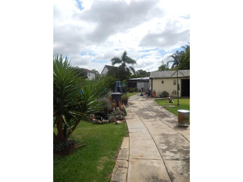 12 Hosking Cres, Glenfield NSW 2167