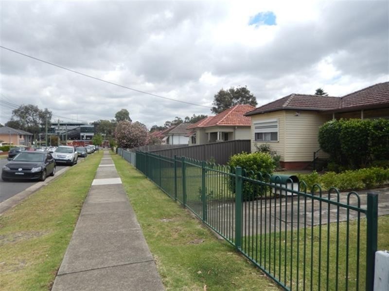 12 Hosking Cres, Glenfield NSW 2167