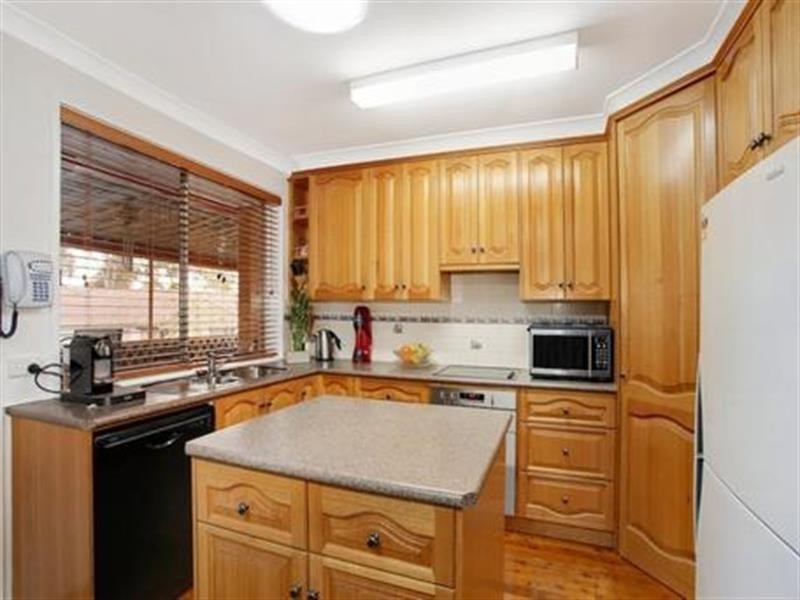 9 Stirling Pl, Glenfield NSW 2167