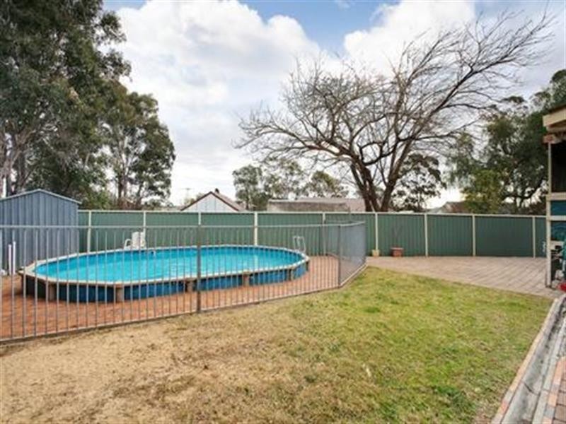 9 Stirling Pl, Glenfield NSW 2167