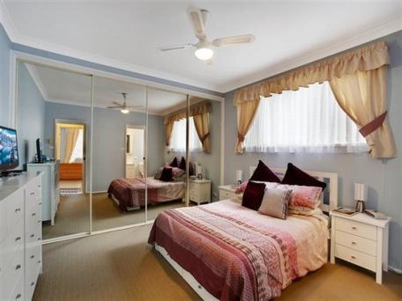 9 Stirling Pl, Glenfield NSW 2167