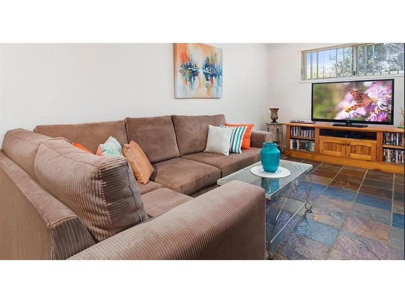 14 Stirling Pl, Glenfield NSW 2167