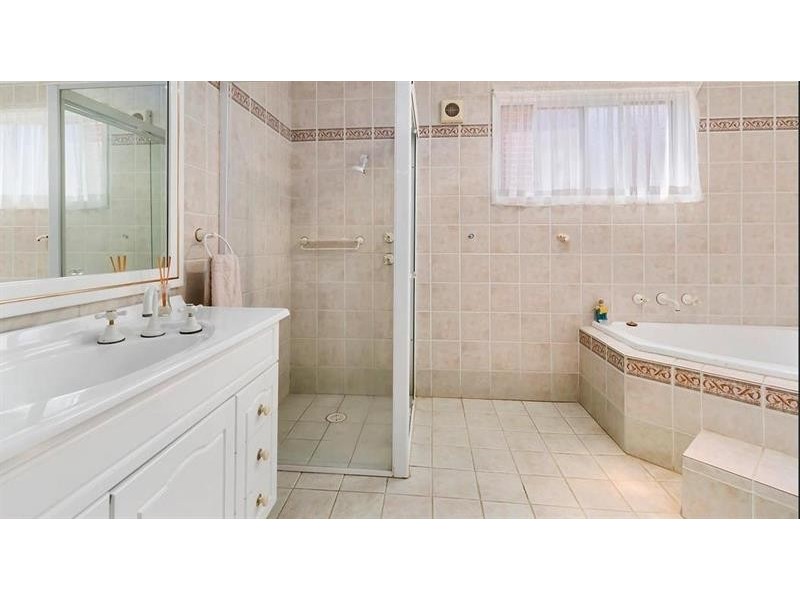 14 Stirling Pl, Glenfield NSW 2167