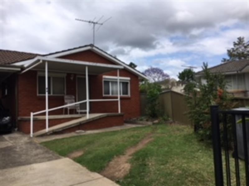 9A Blenheim Pl, Glenfield NSW 2167