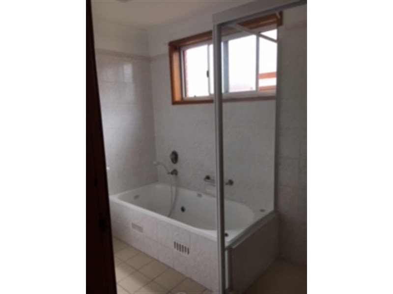 9A Blenheim Pl, Glenfield NSW 2167