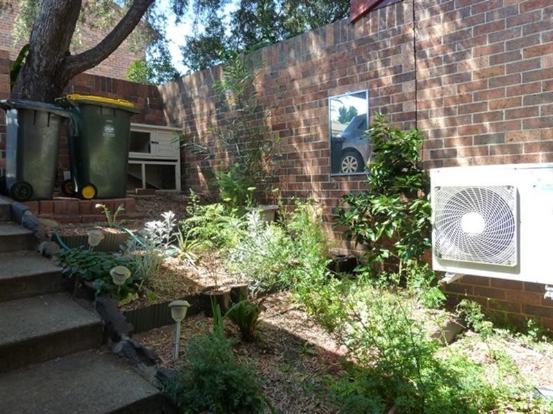 13/6 Jacquinot Pl, Glenfield NSW 2167