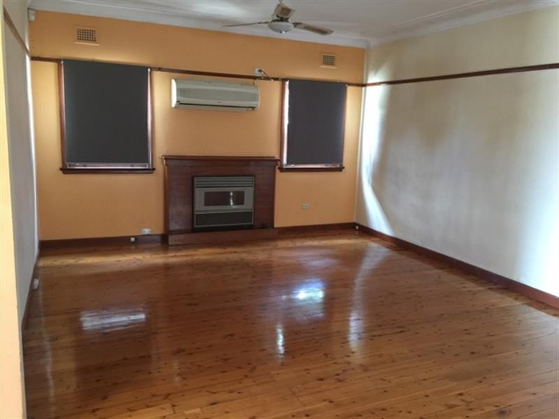 102 Canterbury Rd, Glenfield NSW 2167