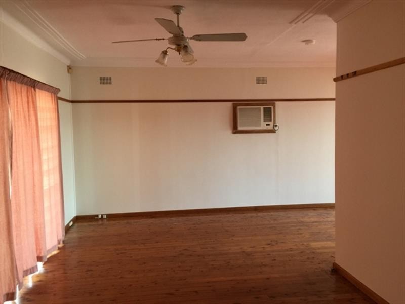 55 Canterbury Rd, Glenfield NSW 2167