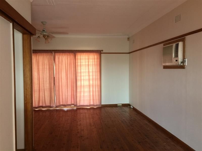 55 Canterbury Rd, Glenfield NSW 2167