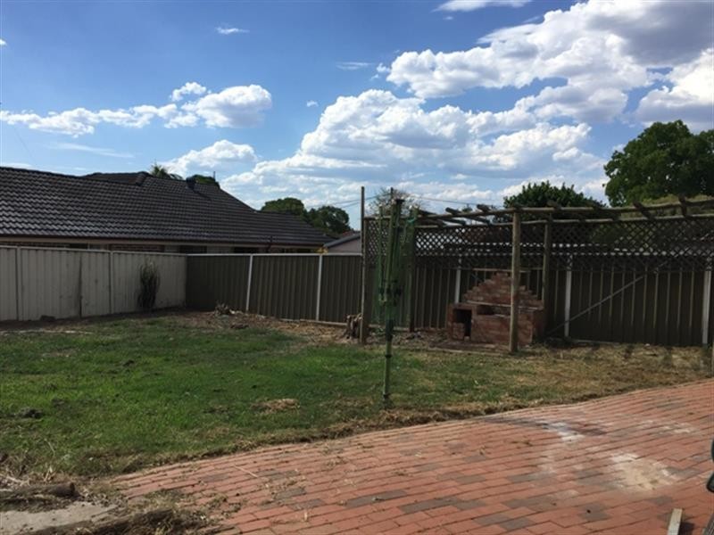 55 Canterbury Rd, Glenfield NSW 2167