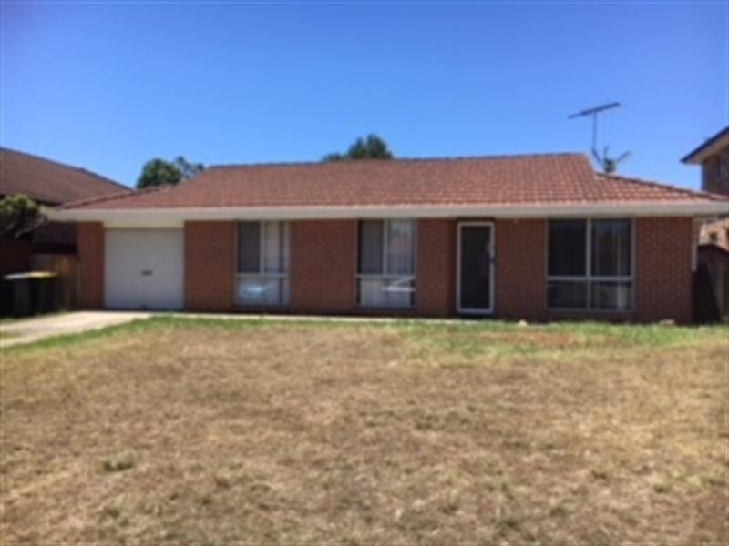 52 Adrian St, Macquarie Fields NSW 2564
