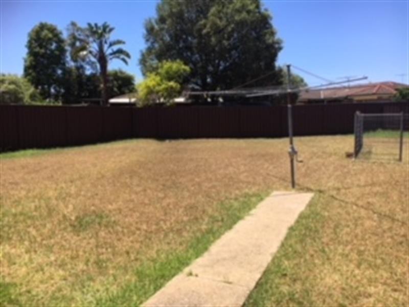 52 Adrian St, Macquarie Fields NSW 2564