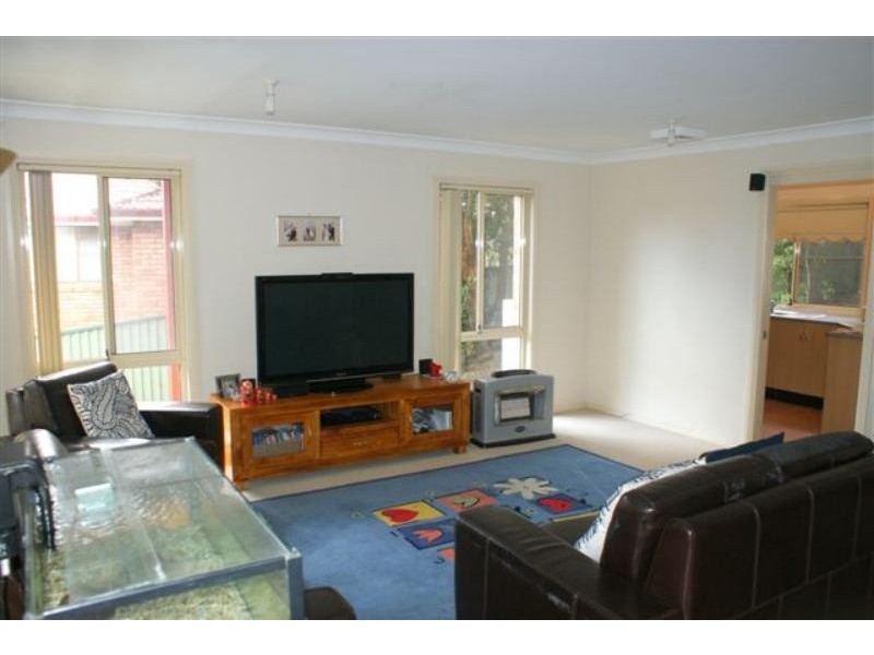 4 Madison Pl, Berkeley Vale NSW 2261