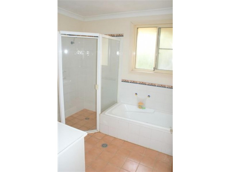 4 Madison Pl, Berkeley Vale NSW 2261