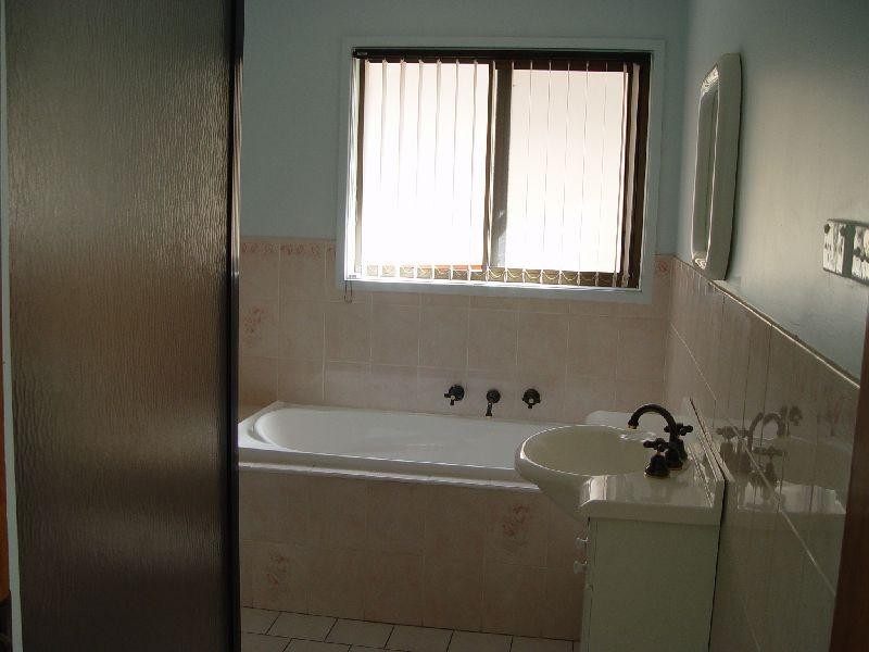 1/4 Goolagong St, Mount Warrigal NSW 2528