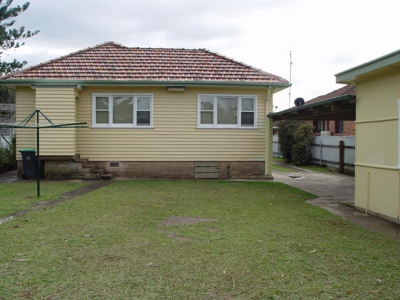 19 Garratt Ave, Fairy Meadow NSW 2519