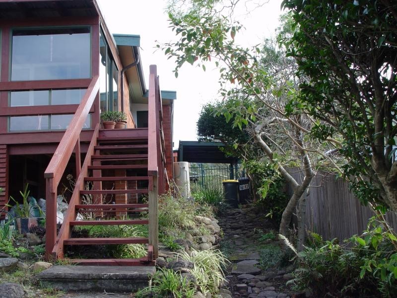 9 Bradley Ave, Mount Kembla NSW 2526