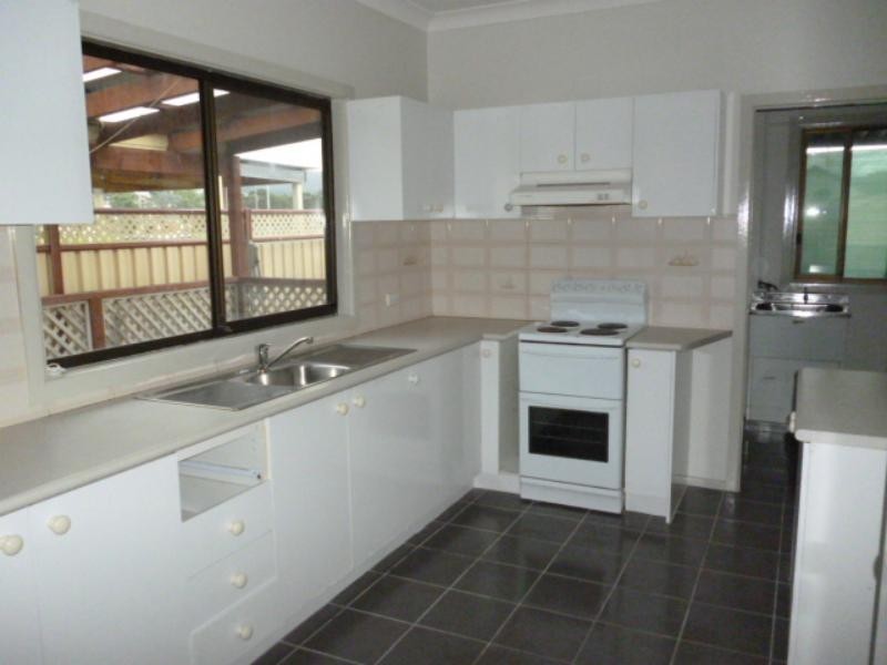 13 Albert  St, Unanderra NSW 2526