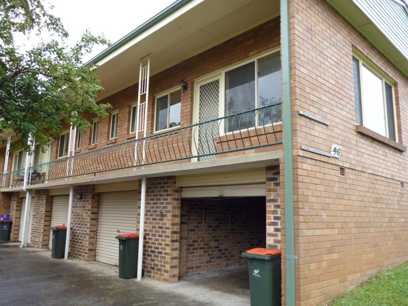 2/96 Heaslip  St, Coniston NSW 2500