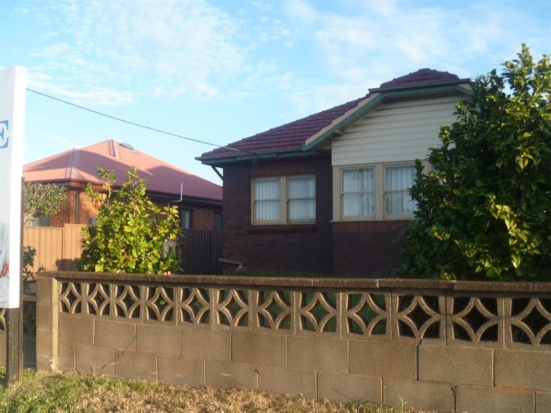 215 Flagstaff Rd, Lake Heights NSW 2502