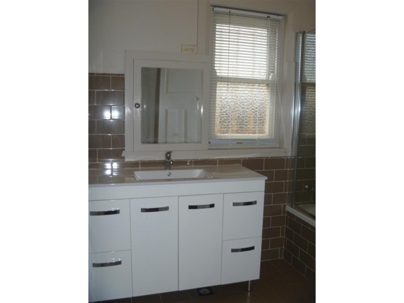 215 Flagstaff Rd, Lake Heights NSW 2502