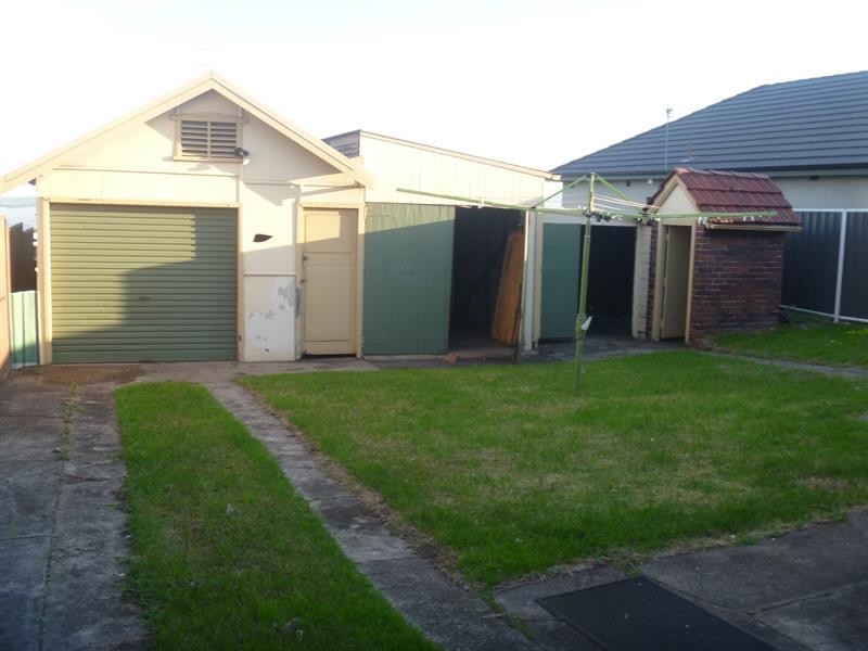 215 Flagstaff Rd, Lake Heights NSW 2502