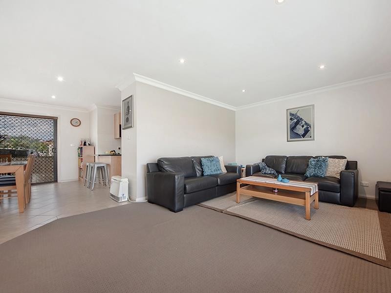 15a Albert St, Unanderra NSW 2526