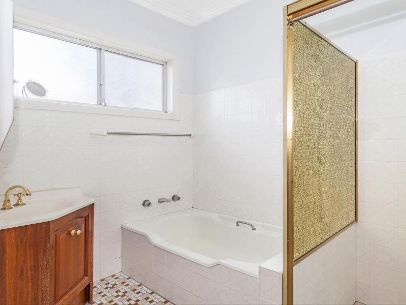 17 Park Rd, Bellambi NSW 2518