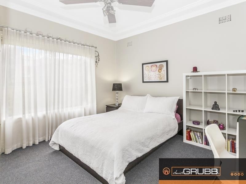 12 Cummins St, Unanderra NSW 2526