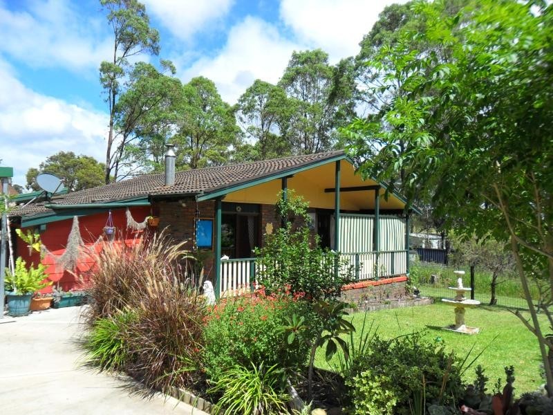 6 Yallambee St, Coomba Park NSW 2428